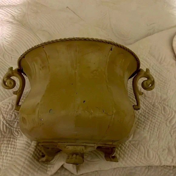 Gorgeous Vintage planter. Some markings inside. Otherwise great condition - Picture 6 of 7